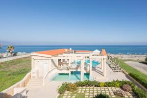 Bazén v ubytovaní Hotel Caretta Beach alebo v jeho blízkosti
