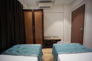 Postel nebo postele na pokoji v ubytování The Byke Studio Pure Veg Apartment, Thane