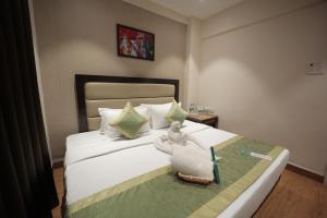 Postel nebo postele na pokoji v ubytování The Byke Studio Pure Veg Apartment, Thane