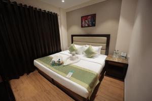 Postel nebo postele na pokoji v ubytování The Byke Studio Pure Veg Apartment, Thane