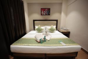 Postel nebo postele na pokoji v ubytování The Byke Studio Pure Veg Apartment, Thane