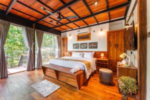 アビッサウェッラにあるTrance rabara resortの木製の天井が特徴のベッドルーム1室(ベッド1台付)