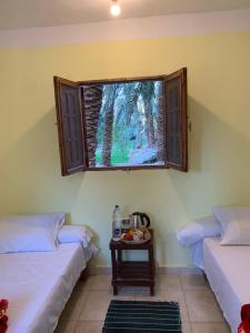 Rúm í herbergi á Omar Oasis