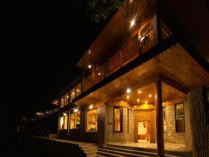 un edificio con luces encendidas por la noche en Roomy Daastaan Hotel, Karimabad Hunza, en Hunza