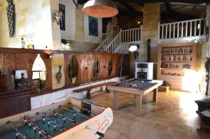 un soggiorno con tavolo da biliardo in una camera di Cinégîte du jardin aux étoiles - Proche de Saint Emilion a Saint-Pey-de-Castets