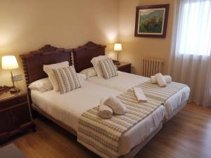 1 dormitorio con 2 camas y toallas. en Apartament El Miracle, en Cardona