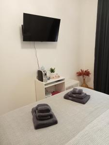 een slaapkamer met een bed met twee handdoeken erop bij Fenix Rooms in Trieste