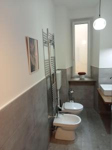 een badkamer met een toilet en een wastafel bij Fenix Rooms in Trieste