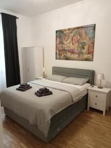 een slaapkamer met een bed met twee bruine handdoeken erop bij Fenix Rooms in Trieste