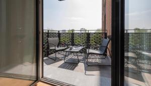 een balkon met stoelen en een tafel bij Italianway - Piranesi 18 B in Milaan