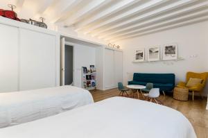 En eller flere senge i et værelse på YourHouse Els Nins villa + 51 billeder