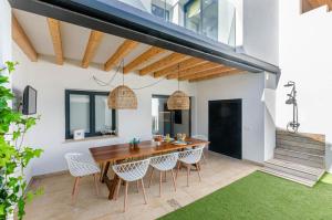 En terrasse eller udendørsområde på YourHouse Els Nins villa