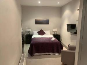 Кровать или кровати в номере Private 1-Bed Apartment in Central London