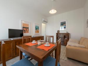 un soggiorno con un tavolo e un divano di Xenia Apartments - Newly renovated apartment a Milano