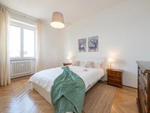 una camera da letto con un letto bianco e una finestra di Xenia Apartments - Newly renovated apartment a Milano Altre 13 foto