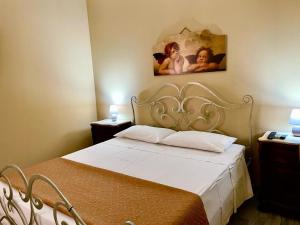 un letto in una camera da letto con una foto sul muro di Strelitzia's house with pool, parking & wi-fi ad Avola