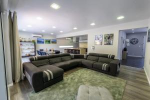 un soggiorno con un grande divano e una cucina di Luxury Villa in Ribeira Grande a Ribeira Grande