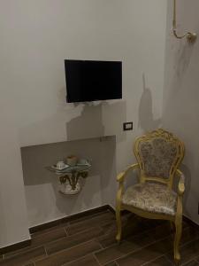 Camera con sedia e TV a parete di BeB Boreale a Napoli