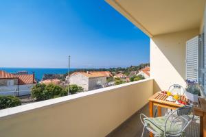 balcón con mesa y vistas al océano en Apartment Baselli, en Dubrovnik