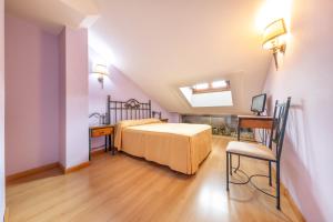 sypialnia z łóżkiem i biurkiem w obiekcie H-A Puerta de la Villa w mieście Almazán