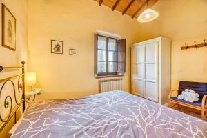 A bed or beds in a room at Sun Hill Apartments