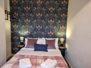En eller flere senge i et værelse på Spacious 3 bedroom house near city centre & docks/free parking
