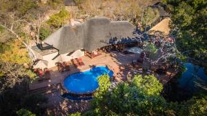 vista sul tetto di una casa con piscina di Ndlovu Safari Lodge a Riserva Naturale di Welgevonden