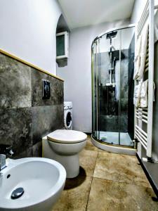 e bagno con servizi igienici e doccia in vetro. di -The Old Town Quarry- [Carrara Centro] a Carrara