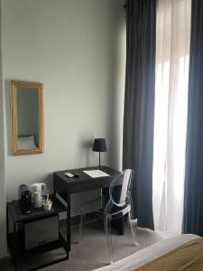 パレルモにあるLa Terrazza su Palermoのデスク(椅子付)、ベッドルーム(鏡付)