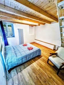 1 dormitorio con cama, escalera y silla en -The Old Town Quarry- [Carrara Centro], en Carrara