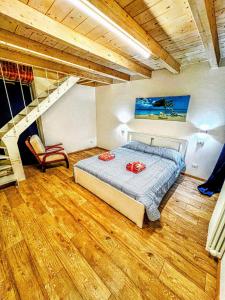 1 dormitorio con 1 cama y escalera en -The Old Town Quarry- [Carrara Centro], en Carrara