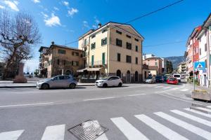 een stadsstraat met auto's op straat bij Rosmarino Apartment in Garda