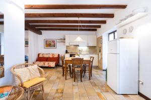een keuken en een woonkamer met een tafel en stoelen bij Rosmarino Apartment in Garda