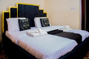 מיטה או מיטות בחדר ב-G&G Homes Executive 2 bedroom Town Apartment