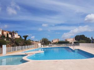een groot zwembad met blauw water bij Villa mit großartigem Panoramablick auf das Meer und direkt am Pool in La Croix-Valmer