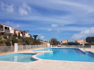 een groot zwembad met blauw water bij Villa mit großartigem Panoramablick auf das Meer und direkt am Pool in La Croix-Valmer