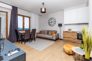 布德瓦Apartman DELUXE的客厅里有一张沙发和一张桌子。 更多2张照片