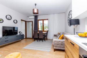 布德瓦Apartman DELUXE的配有桌子和沙发的厨房和客厅