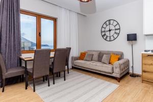 布德瓦Apartman DELUXE的客厅里有一张桌子和一张沙发