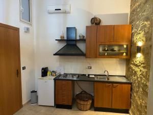阿格里真托的住宿－Home Demetra，一间带水槽和炉灶的小厨房
