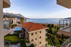 布德瓦Apartman DELUXE的从建筑物上看到的海景