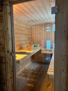 eine Sauna mit Holzwänden und Bänken in einem Zimmer in der Unterkunft Alpen Oase Natur in St. Gallen