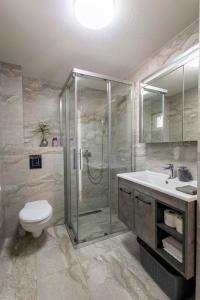 Koupelna v ubytování Bečići lux + 19 fotografií