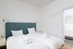 سرير أو أسرّة في غرفة في Jerusalem Holiday Luxury Home by FeelHome