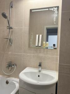 ein Badezimmer mit einem WC, einem Waschbecken und einem Spiegel in der Unterkunft Квартира in Taldykolʼ