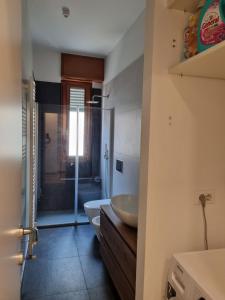 e bagno con lavandino, servizi igienici e doccia. di Massi’s House a Milano