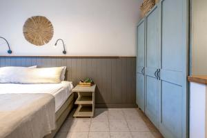 - une chambre avec un lit et une table de chevet dans l'établissement כפר הנופש קיבוץ גדות Kibbutz Gadot Galilean Resort, à Gadot