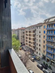 Blick auf eine Stadt mit geparkten Autos und Gebäuden in der Unterkunft Massi’s House in Mailand