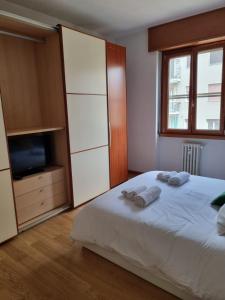 una camera da letto con un letto e due asciugamani di Massi’s House a Milano