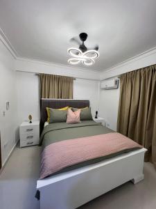 a bedroom with a bed and a ceiling fan at Apartamento centro de la ciudad in San Pedro de Macorís